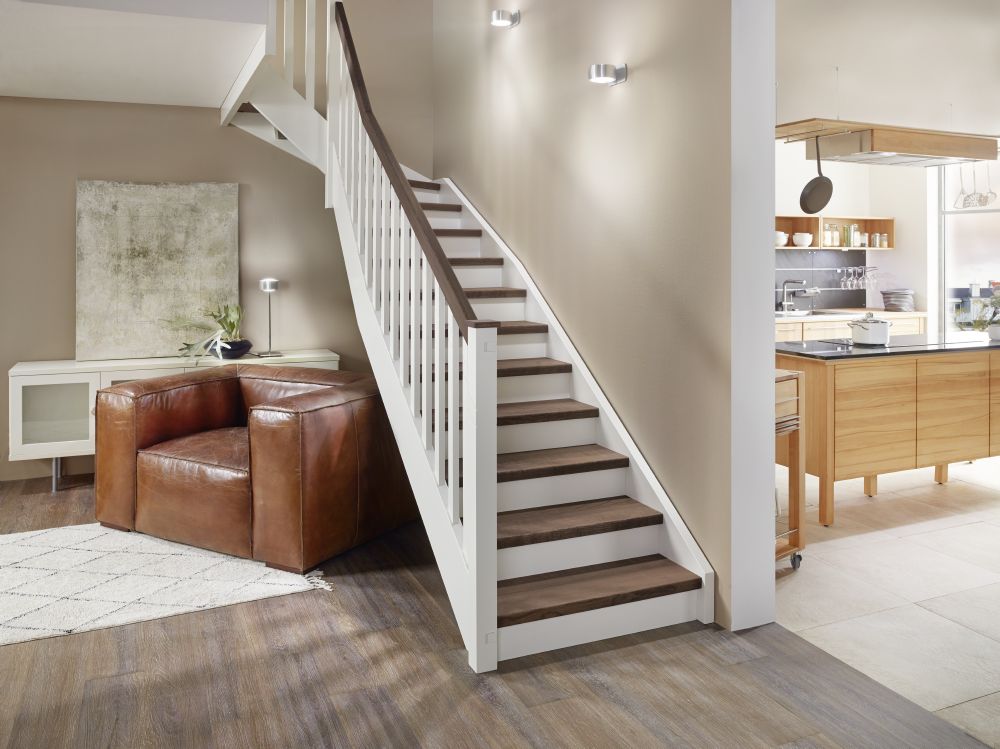 Escalier traditionnel en bois à limon garde-corps en bois