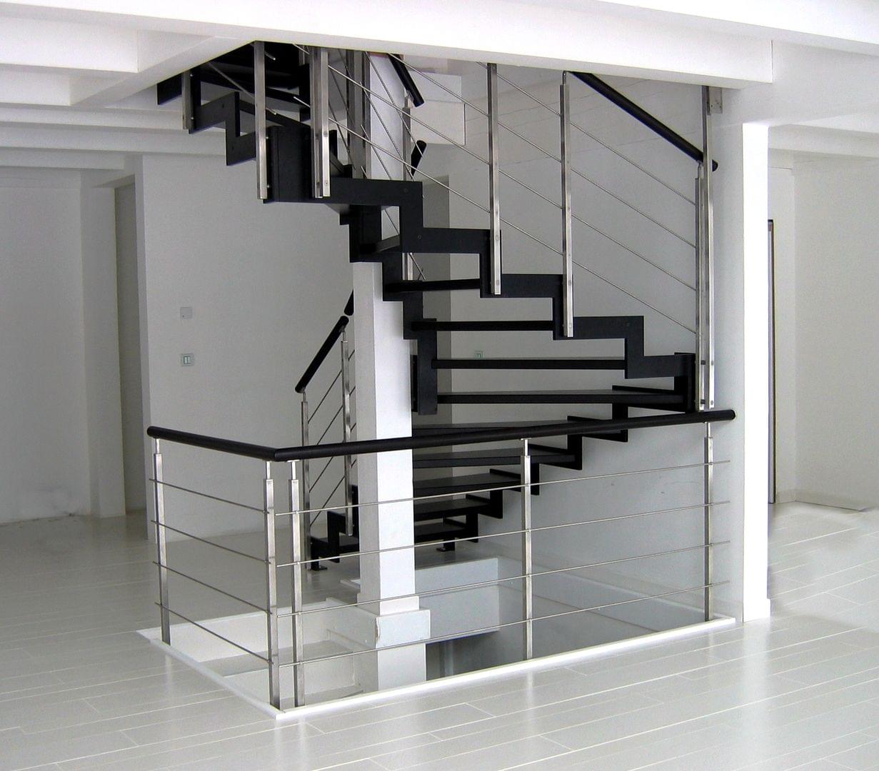 Escalier métallique marches en bois et garde-corps Reling en inox - Treppenmeister