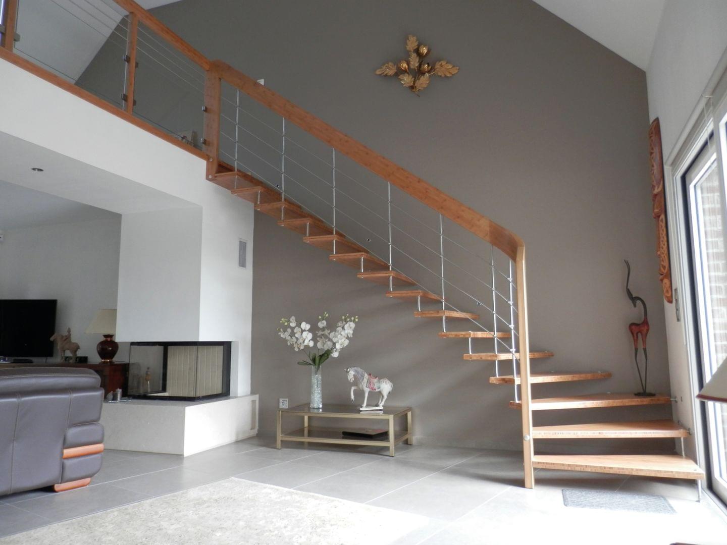 Escalier suspendu quart-tournant en bois rampe Reling à balustres inox | Treppenmeister