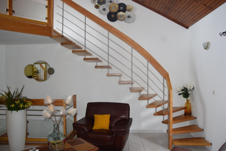 Escalier suspendu un quart-tournant en bois Treppenmeister modèle Nova