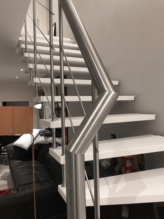 Escalier suspendu en bois blanc avec garde-corps Reling en inox  | Treppenmeister