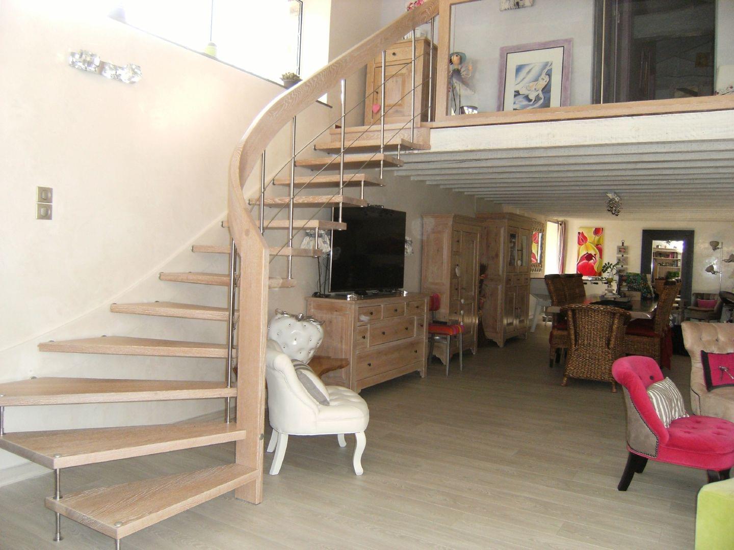 Escalier suspendu quart-tournanten bois avec garde-corps métallique en inox - Treppenmeister