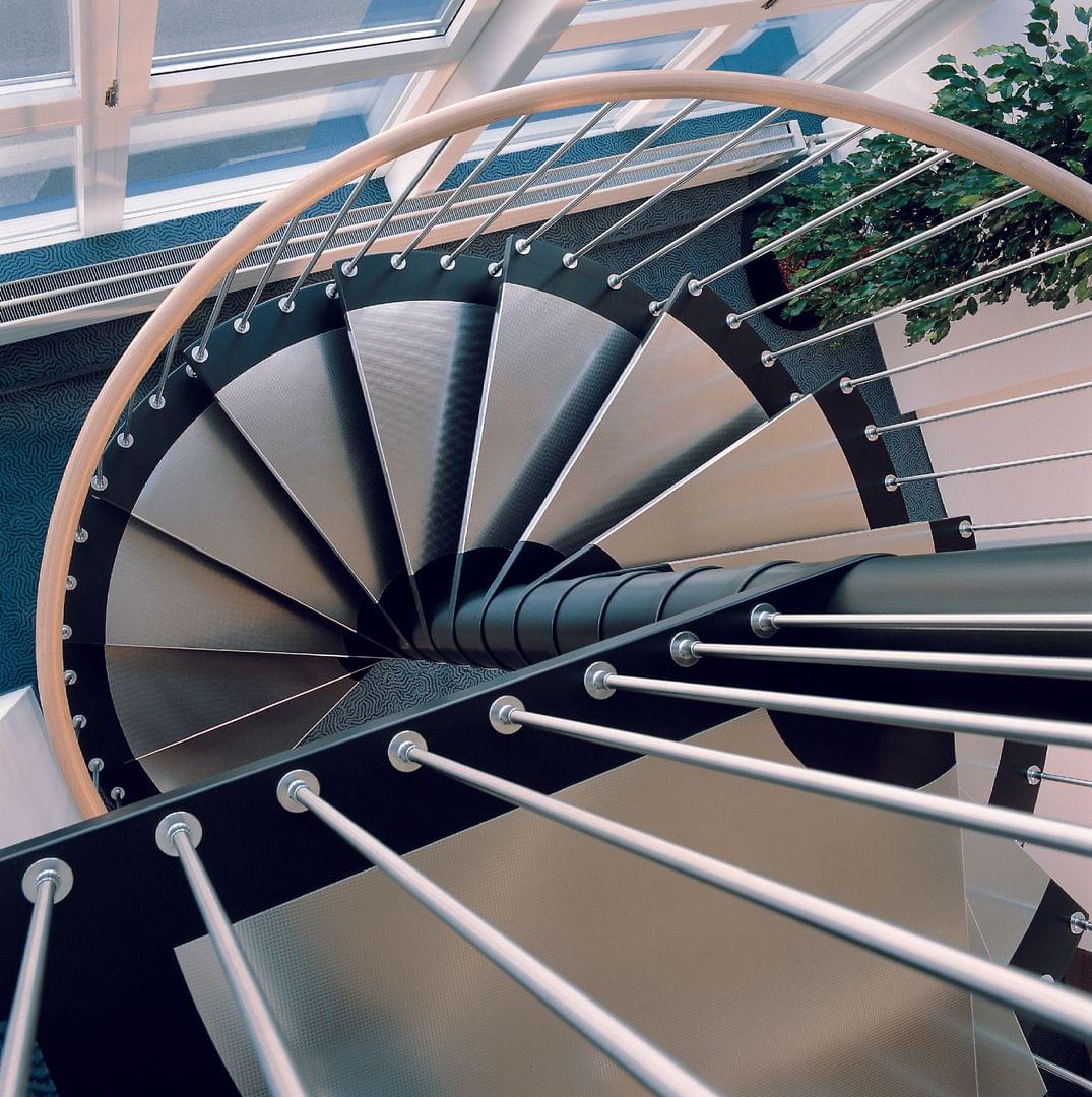 Escalier en colimaçon marches en métal garde-corps en bois contemporain Treppenmeisterbois métal -Treppenmeister
