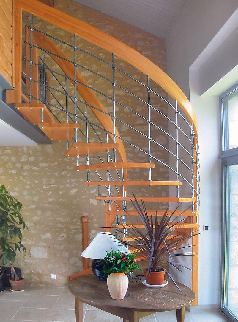 Escalier suspendu en colimaçon marches en bois rampe en métal garde-corps en bois Treppenmeister