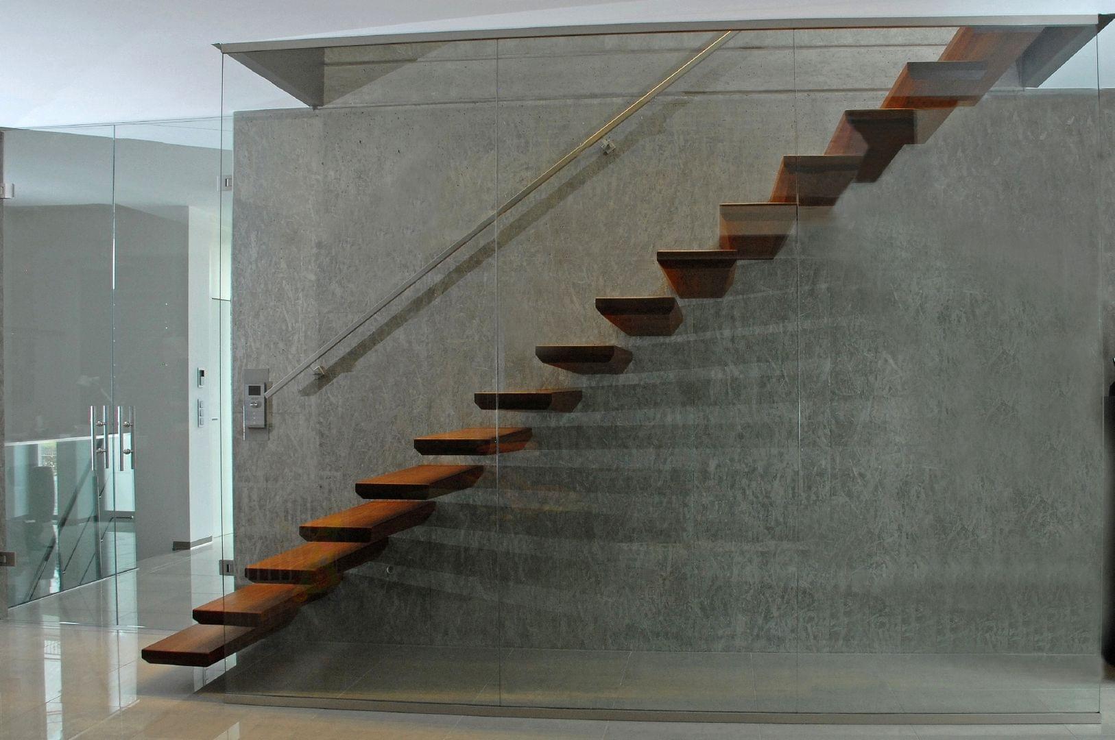 Escalier flottant autoporteur droit en bois avec garde-corps en verre modèle Ego Treppenmeister