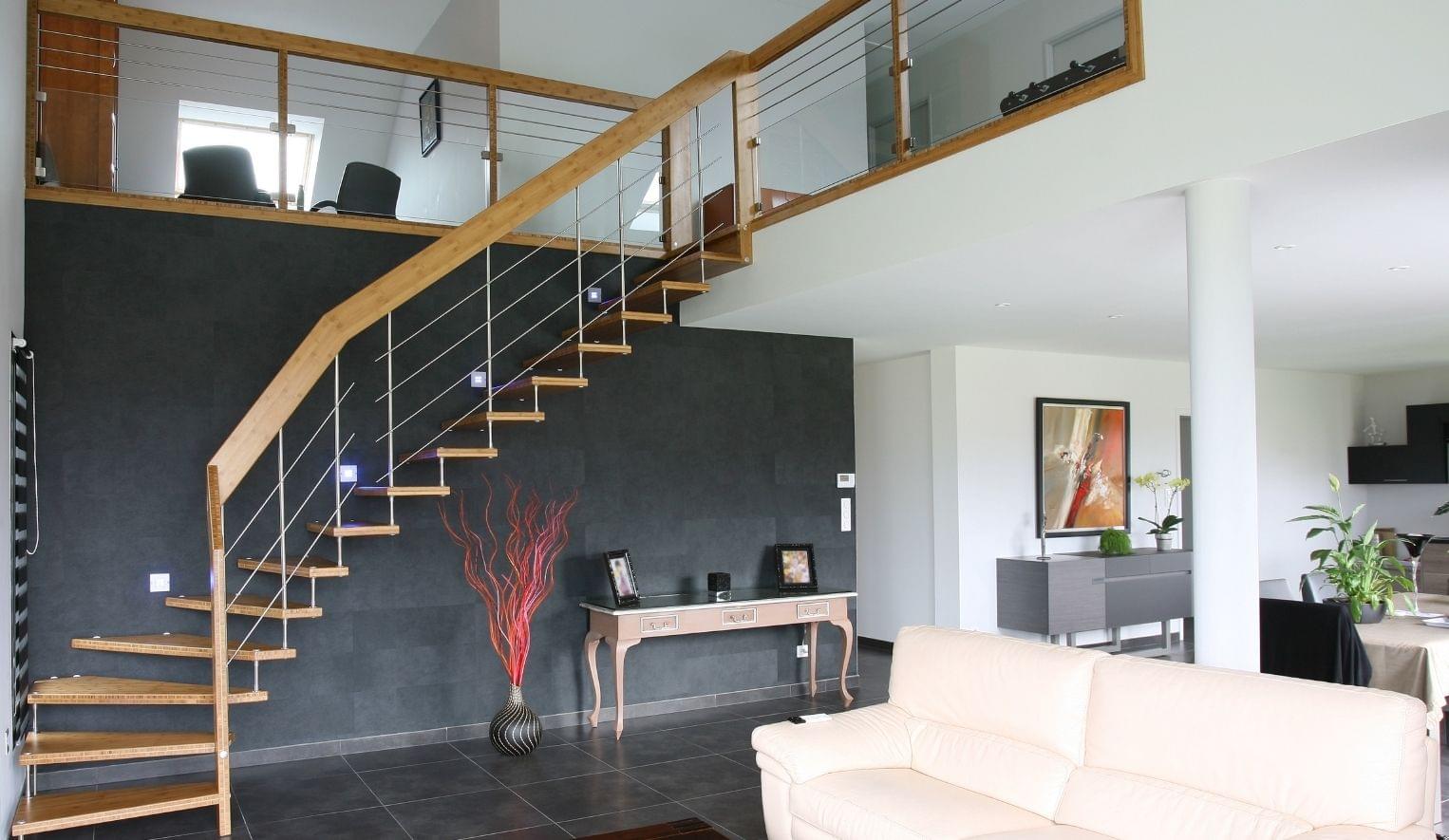 Escalier suspendu en bois modèle Nova de Treppenmeister