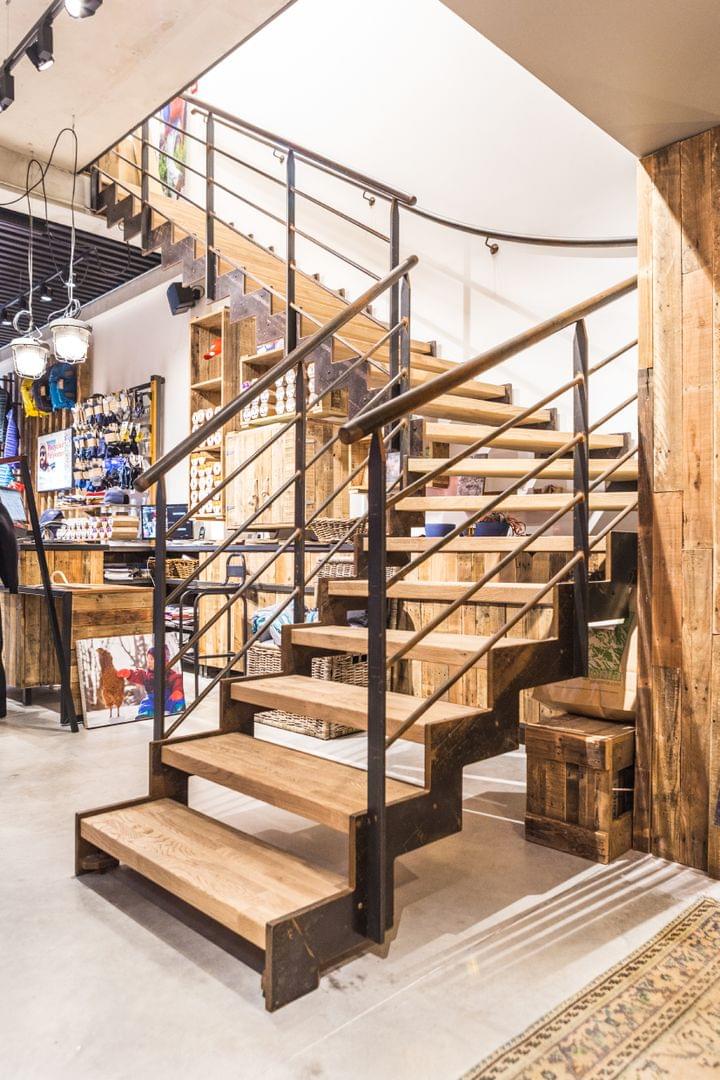 Escalier métallique avec marches en bois et garde-corps Reling en inox - Treppenmeister
